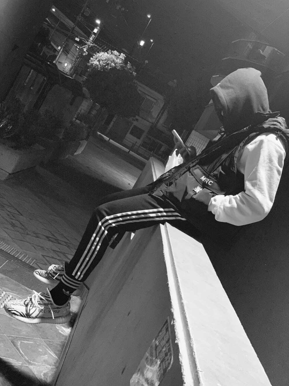 「ストリート」｜「M＋RC NOIRのアイテム（ダウンベスト、ブラック系）」を使った、Hiroyukiさん（メンズ・175cm）の秋コーディネートの1枚目の写真