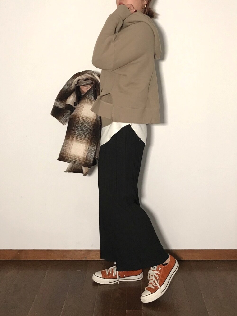 ブラック系のその他パンツ、ブラウン系のパーカー、ブラウン系のトップスを着用したレディースの秋コーディネートの1枚目の写真