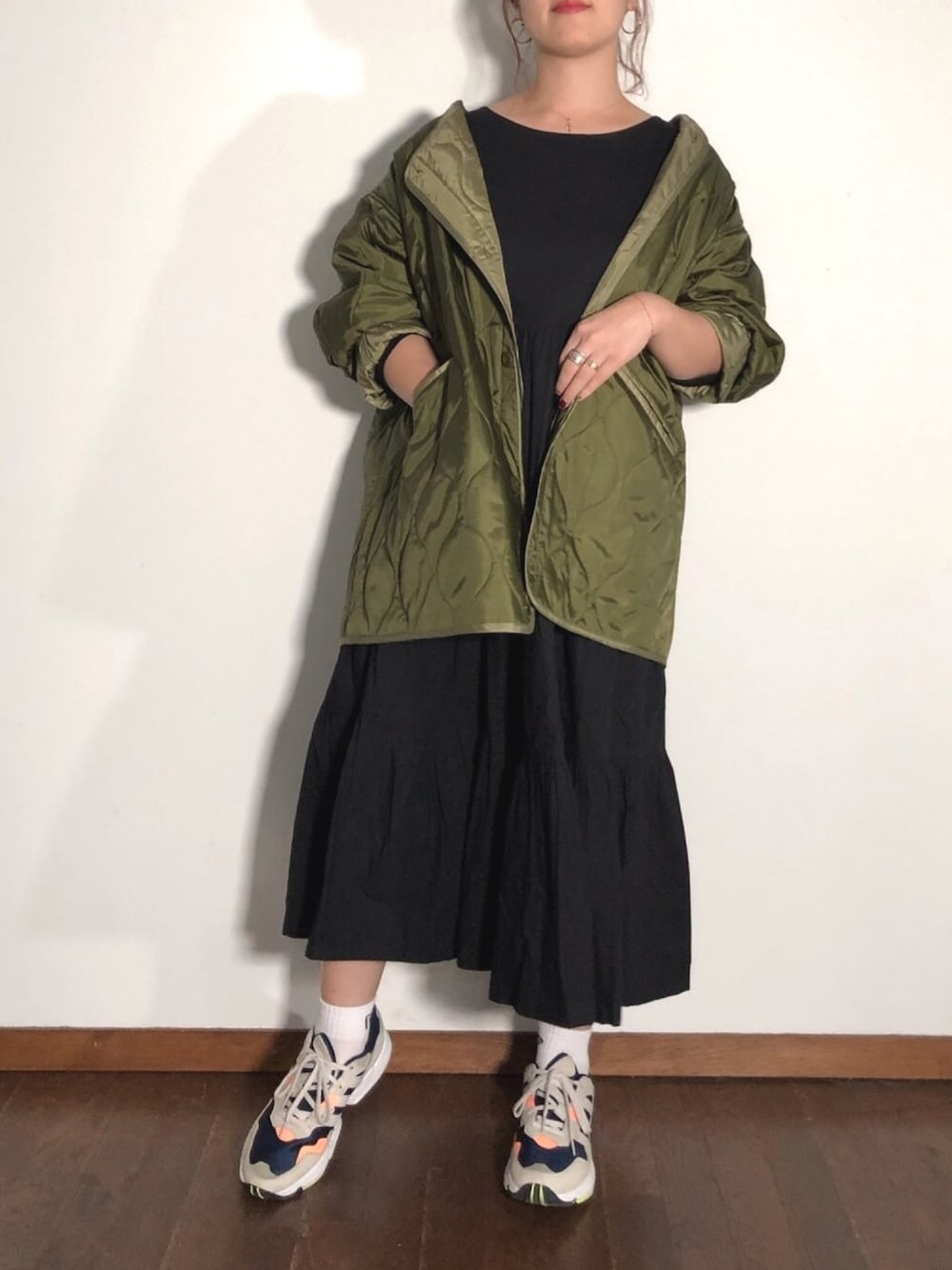 「スニーカー、秋のコーデ、オトナカジュアル、スニーカー女子、ワンピース×スニーカー、ラクチンコーデ、大人ストリート、大人カジュアル」｜「FREAK'S STOREの▽【WEB限定】M６５ライナーキルトコート（ノーカラーコート）（ノーカラージャケット、グリーン系）」を使った、namiheyさん（レディース・163cm）の秋コーディネートの1枚目の写真