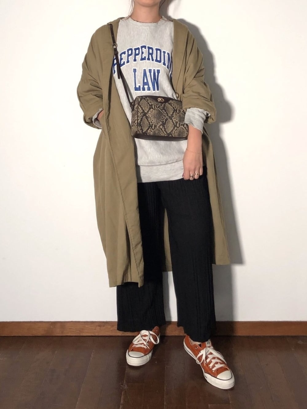 「ラクチンコーデ、秋のコーデ、コンバース、プリーツパンツ、古着MIX、大人カジュアル、スウェット、ゆるコーデ、ラフコーデ」｜「CONVERSEの＜CONVERSE（コンバース）＞∴ALL STAR 100 LOW オールスターコーデュロイ スニーカー（スニーカー、オレンジ系）」を使った、namiheyさん（レディース・163cm）の秋コーディネートの1枚目の写真