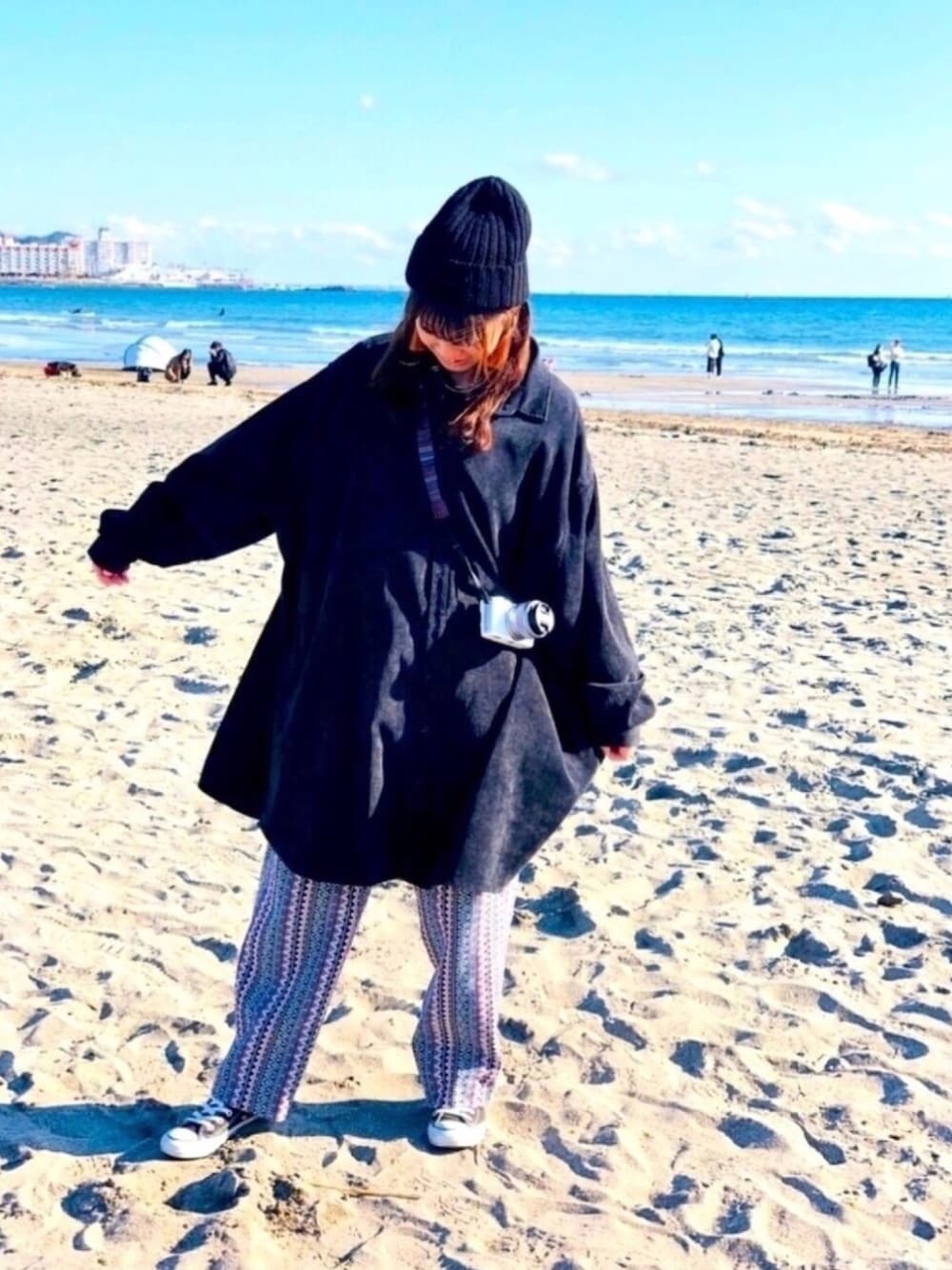 「海コーデ、カメラ女子、ニット帽、オーバーサイズ、彼服、柄パンツ、シェフパンツ」｜「UNIQLOの990円（ニットキャップ/ビーニー、ブラック系）」を使った、Manami Yamazakiさん（レディース・162cm）の春コーディネートの1枚目の写真