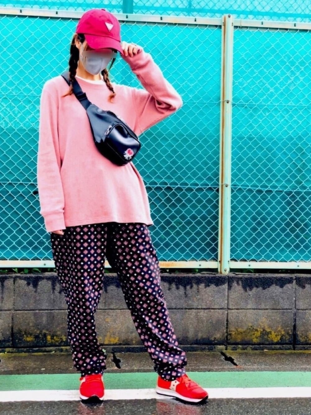 「シェフパンツ、おさんぽスタイル、ゆるコーデ、彼服、休日スタイル、ワッフルクルーネックＴ、キャップ、柄パンツ、オーバーサイズ」｜「RAGEBLUEの刺繍LOWCAP/810200（キャップ、レッド系）」を使った、Manami Yamazakiさん（レディース・162cm）の春コーディネートの1枚目の写真