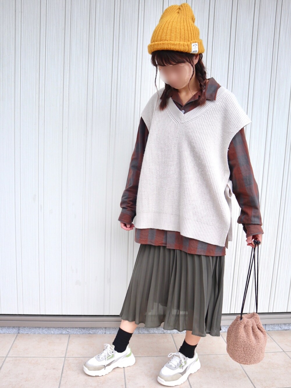 「おさんぽ、ゆるコーデ、カジュアル、オーバーサイズ、彼服、メンズアイテム」｜「3coinsのアイテム（ニットキャップ/ビーニー、イエロー系）」を使った、Manami Yamazakiさん（レディース・162cm）の秋コーディネートの1枚目の写真