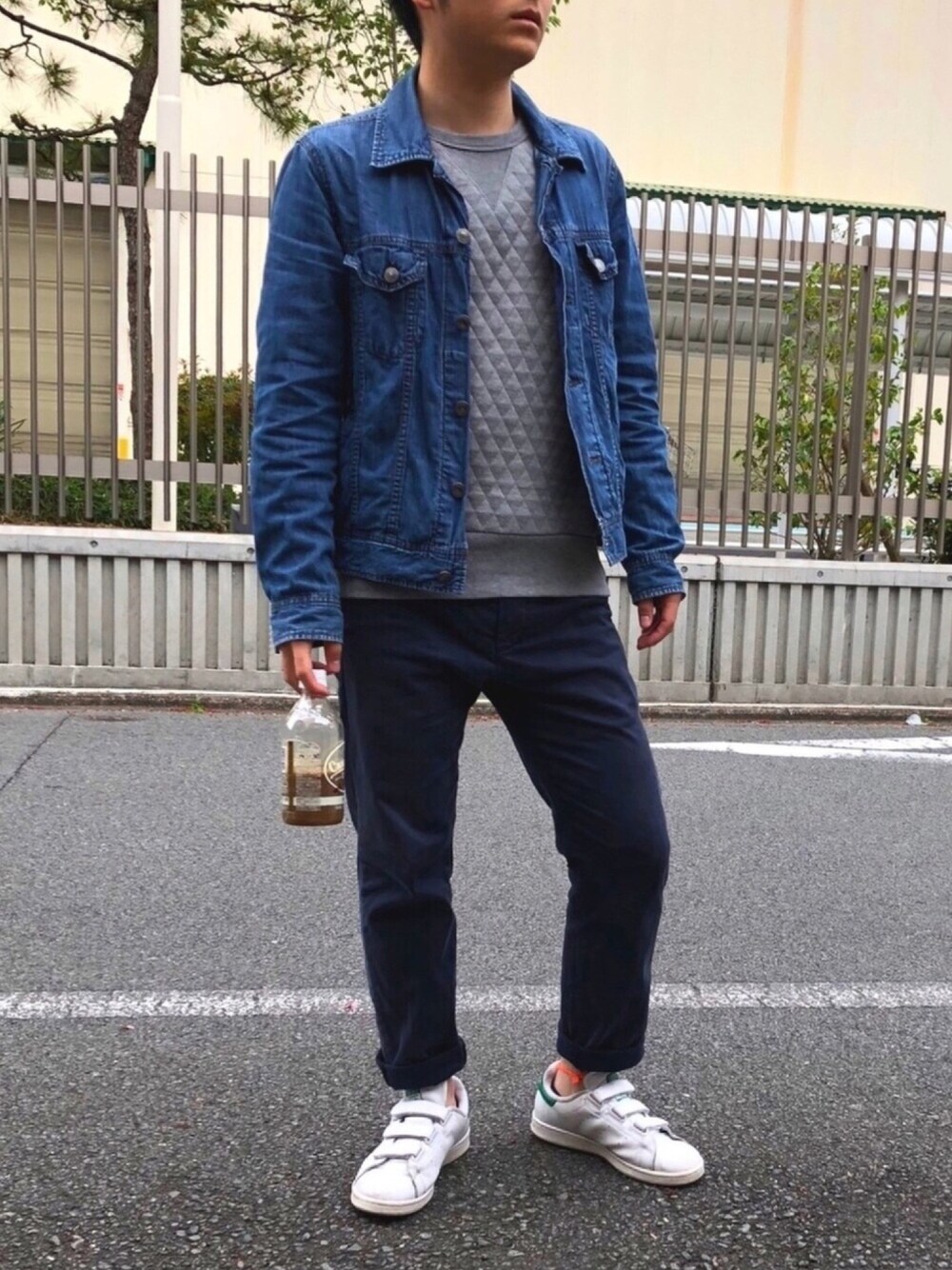 「グラニフ、ジージャン、アディダス、スウェット」｜「Design Tshirts Store graniphのアイテム（スウェット、グレー系）」を使った、たさん（メンズ・160cm）の春コーディネートの1枚目の写真