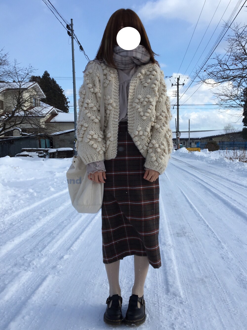 「ゆるコーデ、ニットカーディガン、ガーリー、タイトスカート、ポコポコ」｜「Dr. MartensのDr.Martens / POLLEY T-BAR BLACK SMOOTH _mtn（ドレスシューズ、ブラック系）」を使った、 YUMIさん（レディース・158cm）の冬コーディネートの1枚目の写真