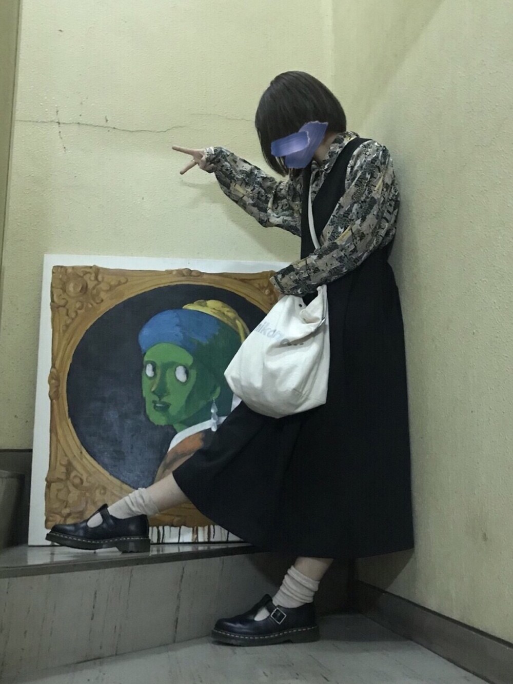 「モノトーン、柄シャツ、ジャンパースカート、ヤクザ」｜「KBFのKBF BIGプリーツジャンパースカート（ジャンパースカート、ブラック系）」を使った、 YUMIさん（レディース・158cm）の春コーディネートの1枚目の写真