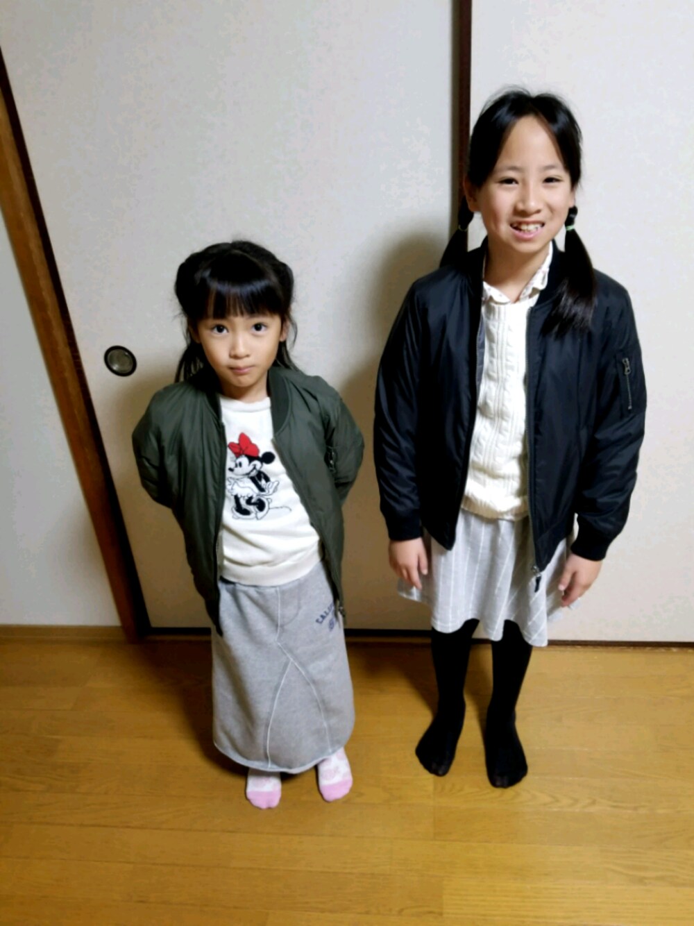 「ガッコーすたいる、あみこみ、ホワイト系、あまから、冬、ランドセル、もう11月終わり、今年もあとわずか、姉妹コーデ」｜「UNIQLOのアイテム（MA-1、ブラック系）」を使った、3kids.mommyさん（キッズ・133cm）の秋コーディネートの1枚目の写真