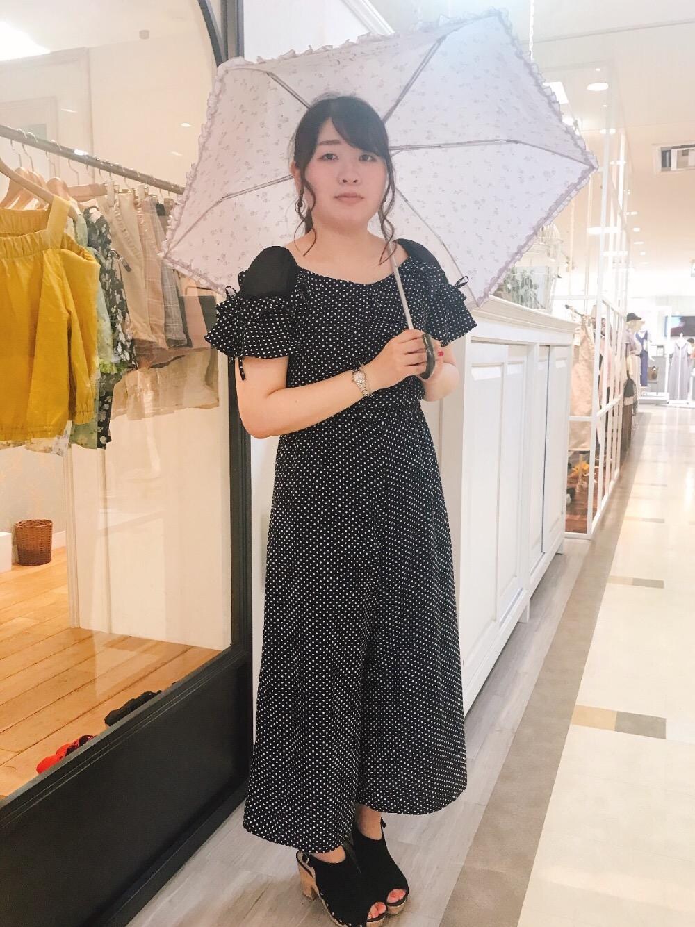 「MAJESTIC LEGON、マジェスティックレゴン」｜「MAJESTIC LEGONのショルダー切替フリルオールインワン（つなぎ/オールインワン、ブルー系）」を使った、マジェスティックレゴン河原町OPA店スタッフさん（レディース・160cm）の春コーディネートの1枚目の写真