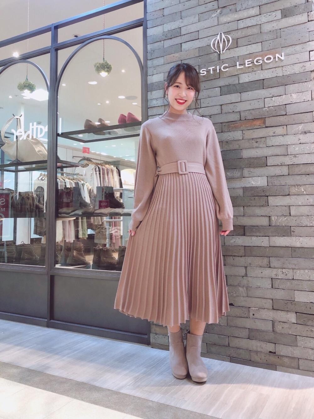 「コート、ワンピース、ノーカラーコート、MAJESTIC LEGON、マジェスティックレゴン、くすみピンク」｜「MAJESTIC LEGONのファー袖ノーカラーコート（その他アウター、ブラウン系）」を使った、マジェスティックレゴン河原町OPA店スタッフさん（レディース・159cm）の冬コーディネートの1枚目の写真