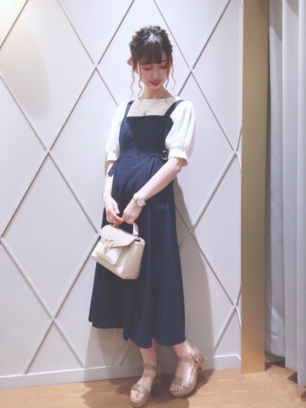 「ワンピース、バッグ、刺繍、トップス、ヘアアレンジ、サンダル、MAJESTIC LEGON、インテリア、マジェスティックレゴン、ビューティー」｜「MAJESTIC LEGONのシンプリーサンダル（サンダル、ベージュ系）」を使った、マジェスティックレゴン河原町OPA店スタッフさん（レディース・153cm）の夏コーディネートの1枚目の写真