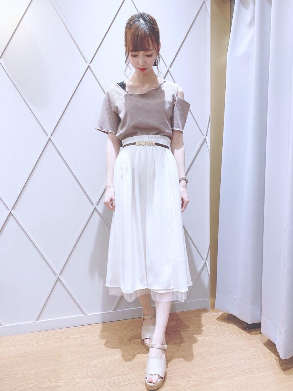 ゴールド系のサンダル、ブラウン系のTシャツ/カットソー、ホワイト系のスカートを着用したレディースの夏コーディネートの1枚目の写真