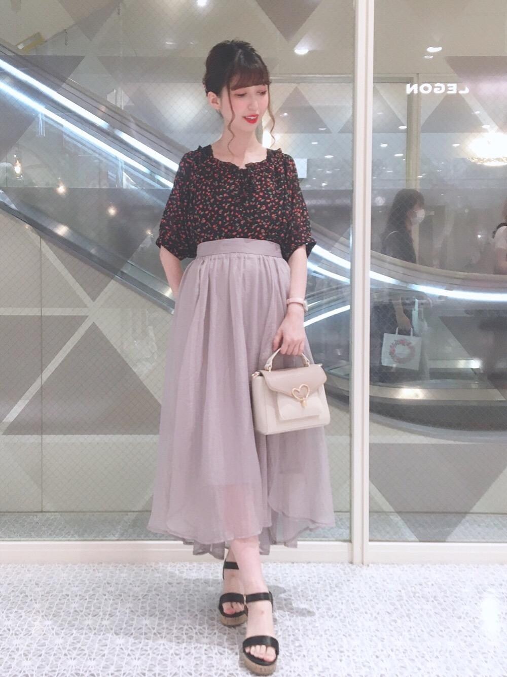 ブラック系のサンダル、その他のシャツ/ブラウス、ブラック系のタンクトップを着用したレディースの夏コーディネートの1枚目の写真