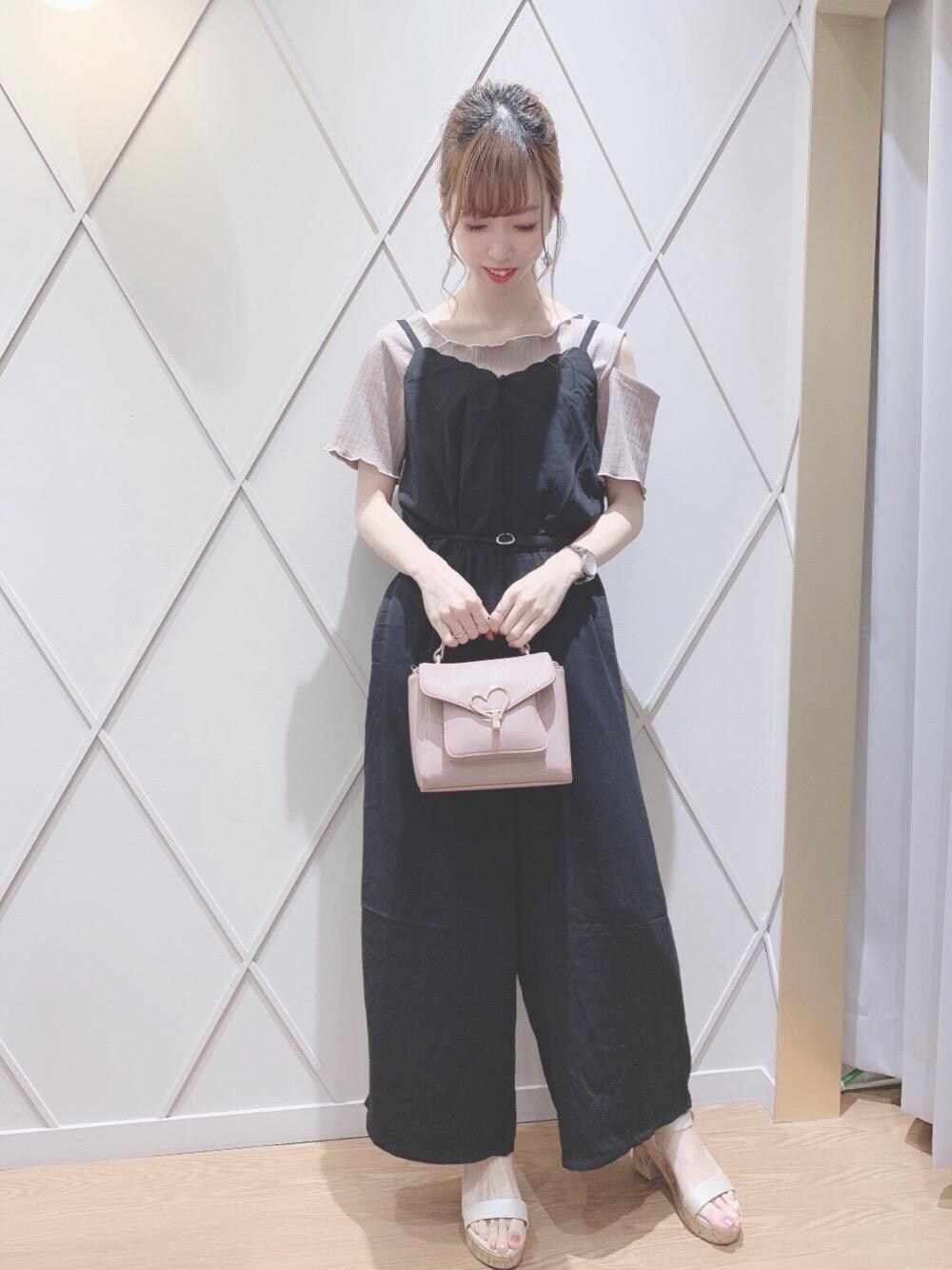 ホワイト系のサンダル、ブラック系のサロペット/オーバーオール、ブラウン系のTシャツ/カットソーを着用したレディースの夏コーディネートの1枚目の写真