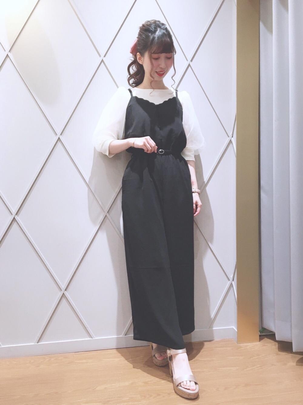 ホワイト系のTシャツ/カットソー、ベージュ系のサンダル、ブラック系のサロペット/オーバーオールを着用したレディースの夏コーディネートの1枚目の写真