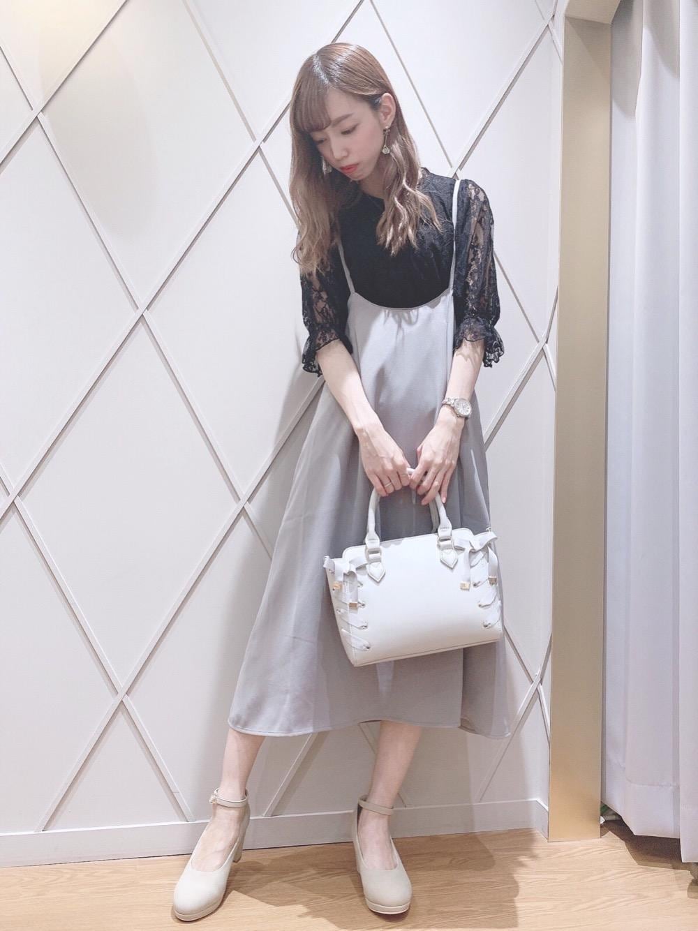 「ブラウス、パンプス、スカート、休日、レース、キレイめ、おでかけ、MAJESTIC LEGON、マジェスティックレゴン、サス付スカート」｜「MAJESTIC LEGONのフカフカパンプス（パンプス、ベージュ系）」を使った、マジェスティックレゴン河原町OPA店スタッフさん（レディース・159cm）の夏コーディネートの1枚目の写真