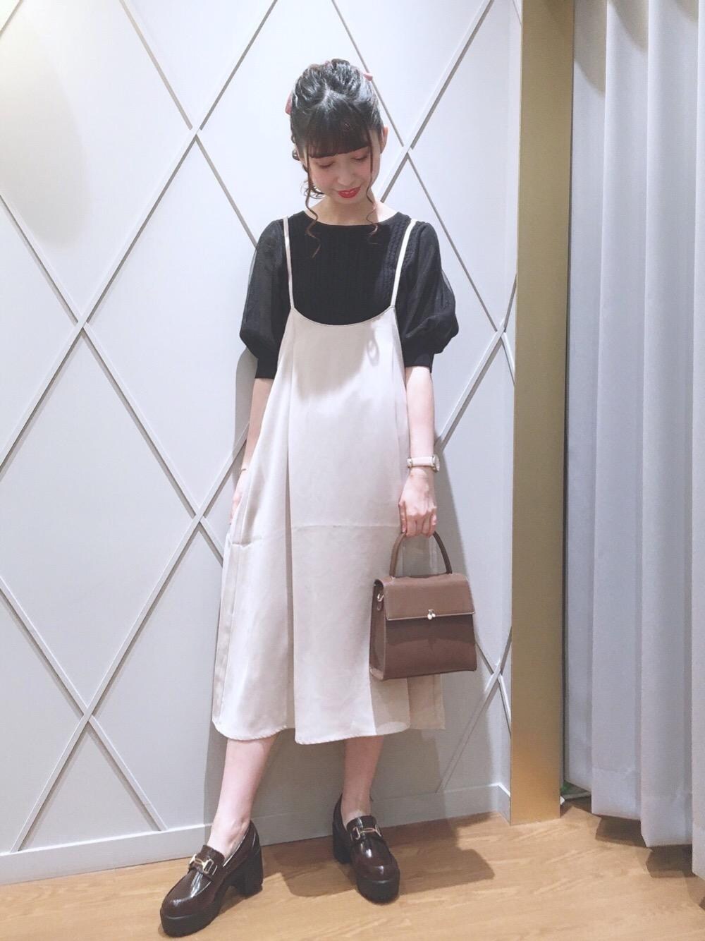 「スカート、ローファー、休日、モノトーン、トップス、おでかけ、MAJESTIC LEGON、モノトーンコーデ、マジェスティックレゴン、サス付スカート」｜「MAJESTIC LEGONのビット付ローファー（ローファー、ブラック系）」を使った、マジェスティックレゴン河原町OPA店スタッフさん（レディース・153cm）の夏コーディネートの1枚目の写真