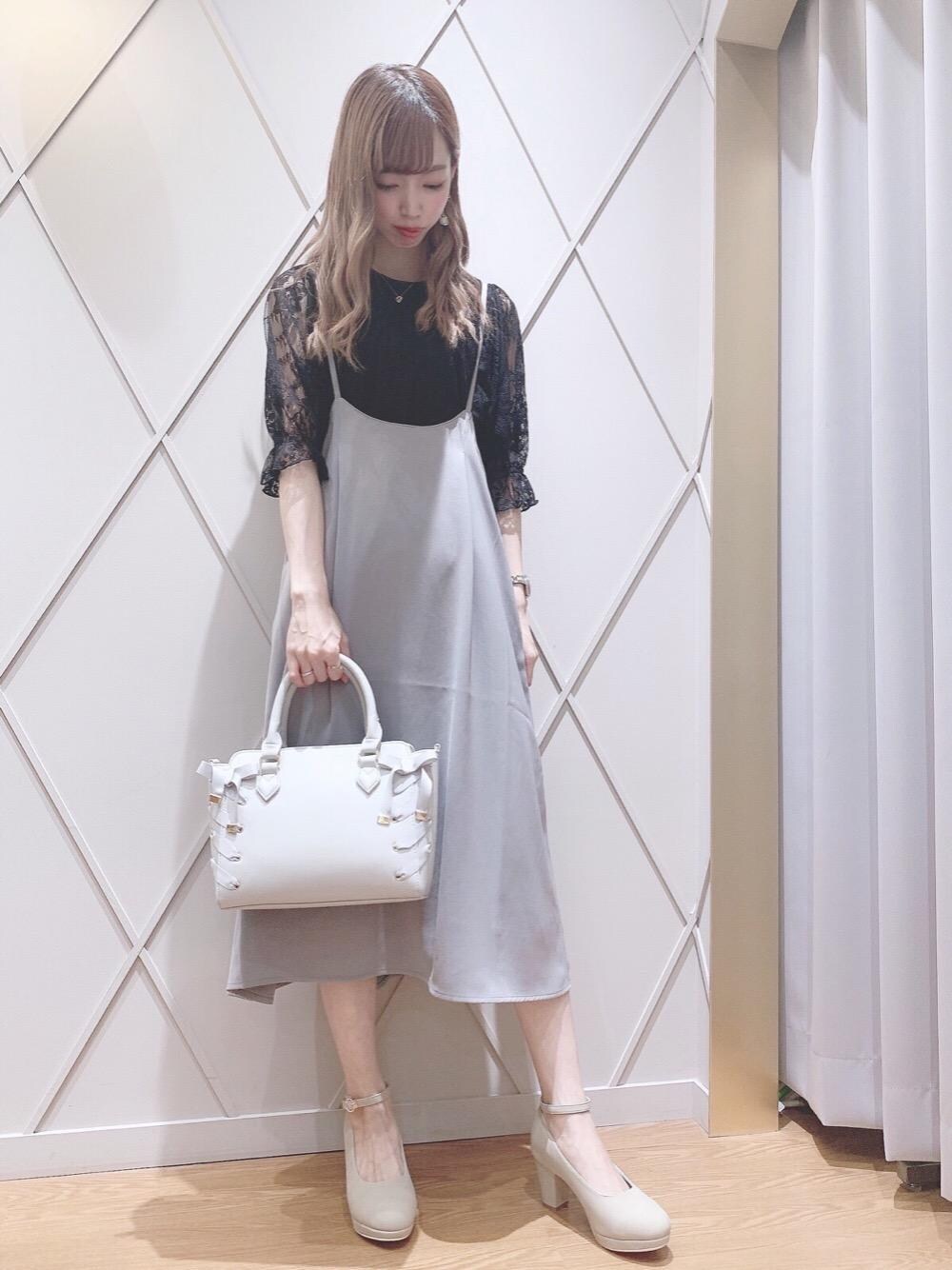 「ブラウス、パンプス、スカート、レース、デート、おでかけ、フェミニン、MAJESTIC LEGON、マジェスティックレゴン、サス付スカート」｜「MAJESTIC LEGONのフカフカパンプス（パンプス、ベージュ系）」を使った、マジェスティックレゴン河原町OPA店スタッフさん（レディース・159cm）の夏コーディネートの1枚目の写真