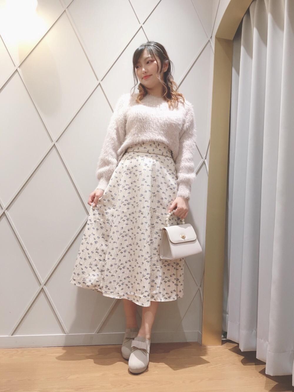 「ニット、花柄、シャギー、ヘアアレンジ、バックリボン、キラキラ、MAJESTIC LEGON、マジェスティックレゴン、メイク、ビューティー」｜「MAJESTIC LEGONのリボンブーティー（ブーツ、ベージュ系）」を使った、マジェスティックレゴン河原町OPA店スタッフさん（レディース・159cm）の秋コーディネートの1枚目の写真