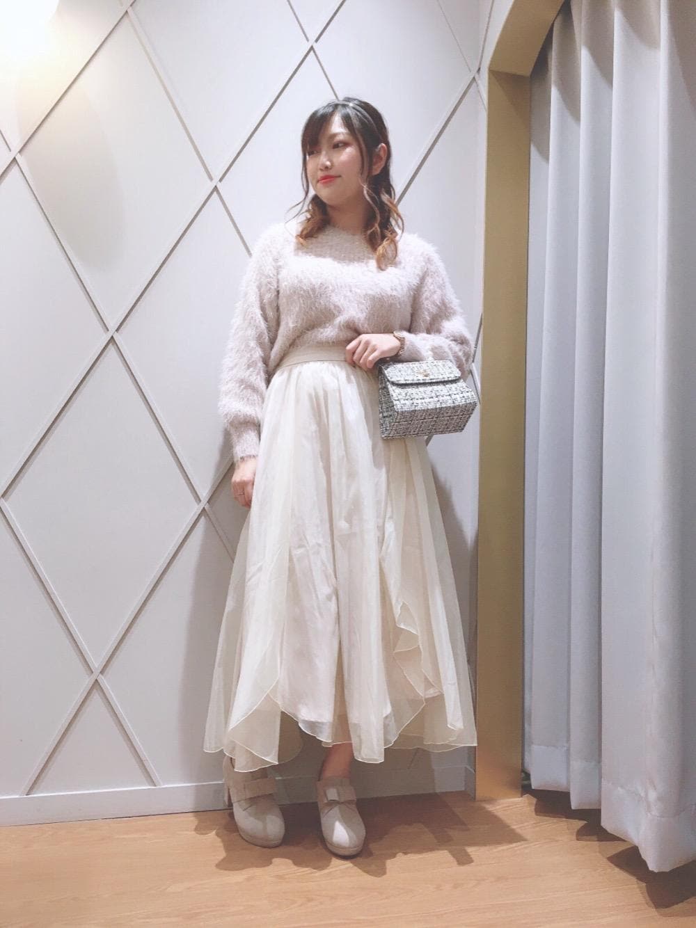 「ブーティ、ヘアアレンジ、バックリボン、フェミニン、フェザー、MAJESTIC LEGON、マジェスティックレゴン、エアリー、メイク、ビューティー」｜「MAJESTIC LEGONのリボンブーティー（ブーツ、ベージュ系）」を使った、マジェスティックレゴン河原町OPA店スタッフさん（レディース・159cm）の秋コーディネートの1枚目の写真
