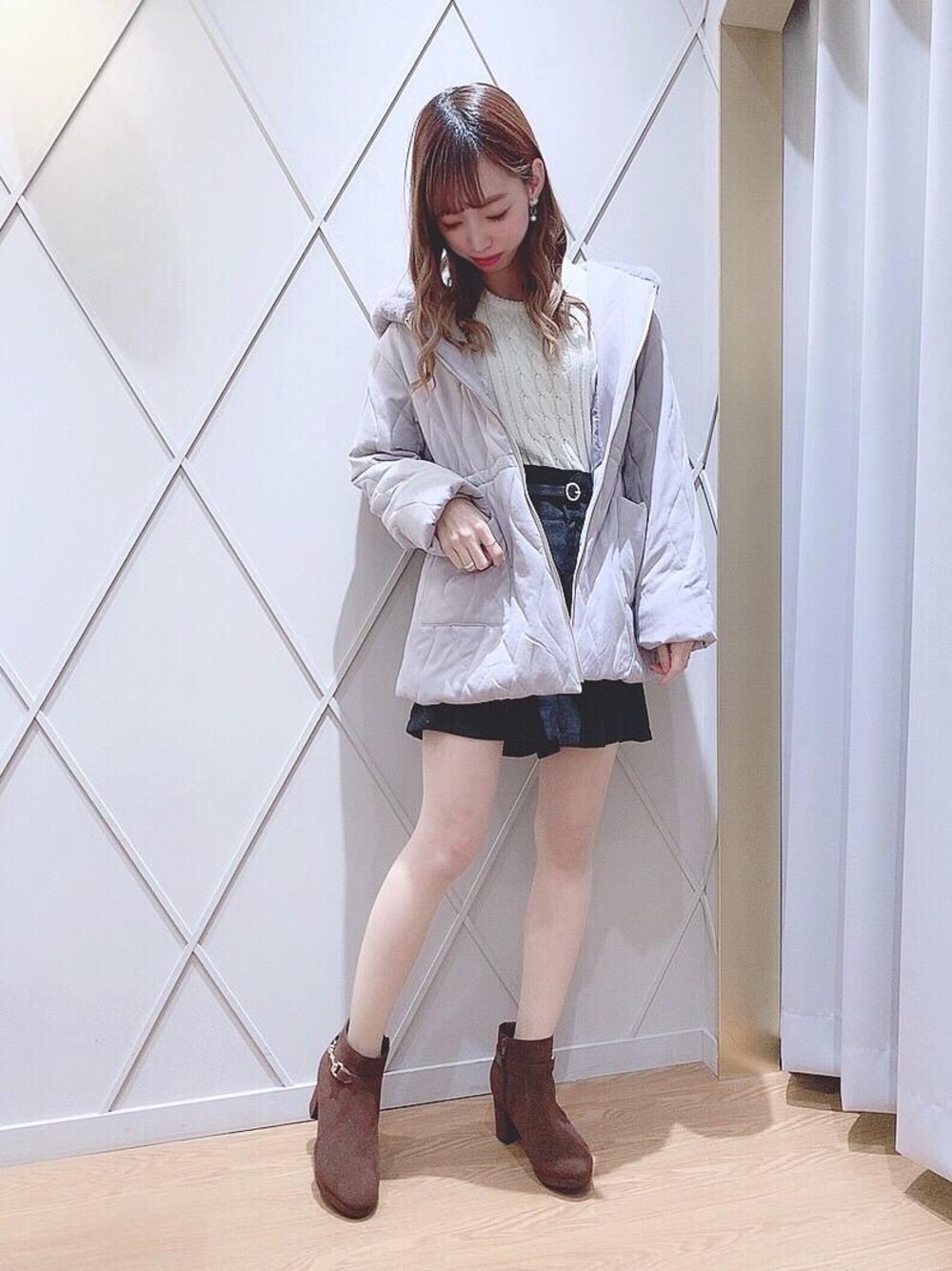 「ファー、ショートパンツ、キルティング、ヘアアレンジ、MAJESTIC LEGON、マジェスティックレゴン、メイク、パワショル、モールニット、ビューティー」｜「MAJESTIC LEGONのサイドビットブーツ（ブーツ、ブラウン系）」を使った、マジェスティックレゴン河原町OPA店スタッフさん（レディース・159cm）の秋コーディネートの1枚目の写真