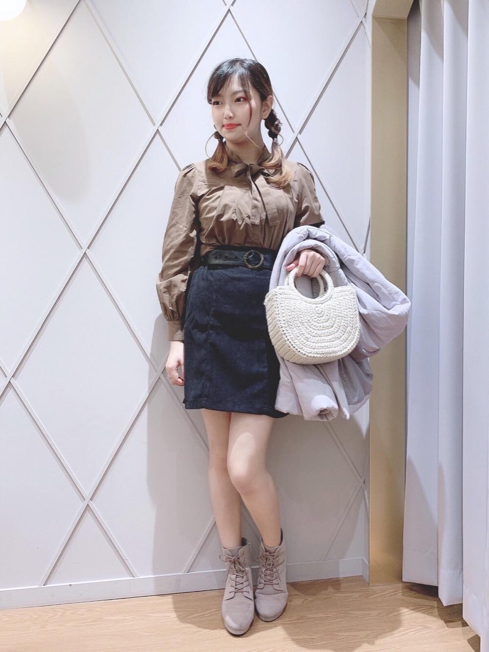 「ブラウス、リボン、ショートブーツ、ヘアアレンジ、ボウタイ、お出かけ、MAJESTIC LEGON、マジェスティックレゴン、メイク、ビューティー」｜「MAJESTIC LEGONのパールニットショルダー（ショルダーバッグ、ホワイト系）」を使った、マジェスティックレゴン河原町OPA店スタッフさん（レディース・159cm）の秋コーディネートの1枚目の写真