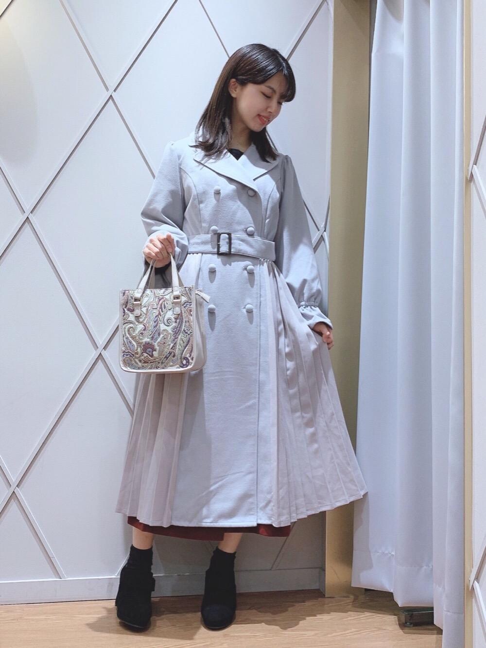 「コート、アウター、ロングスカート、ヘアアレンジ、お出かけ、MAJESTIC LEGON、カフェ、マジェスティックレゴン、メイク、ビューティー」｜「MAJESTIC LEGONのリボンブーティー（ブーツ、ブラック系）」を使った、マジェスティックレゴン河原町OPA店スタッフさん（レディース・159cm）の秋コーディネートの1枚目の写真