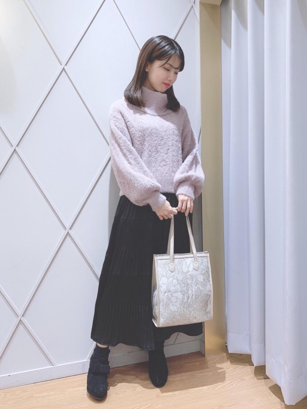 「リボン、ヘアアレンジ、ブーティー、プリーツスカート、フェザー、MAJESTIC LEGON、ショートニット、マジェスティックレゴン、メイク、ビューティー」｜「MAJESTIC LEGONのリボンブーティー（ブーツ、ブラック系）」を使った、マジェスティックレゴン河原町OPA店スタッフさん（レディース・159cm）の秋コーディネートの1枚目の写真
