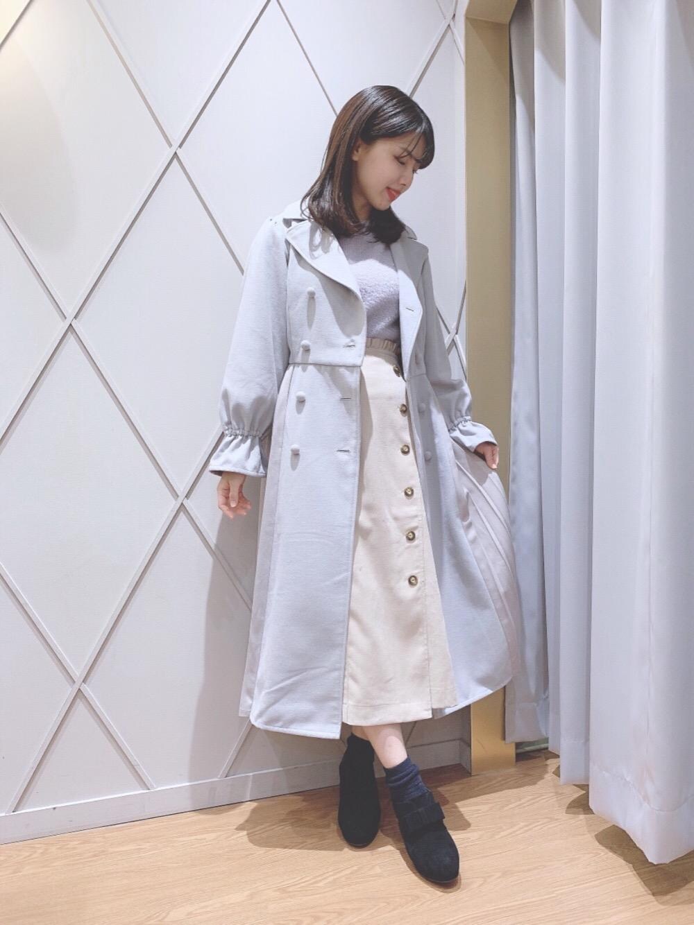 「ロングコート、ヘアアレンジ、MAJESTIC LEGON、マジェスティックレゴン、メイク、ビューティー、サイドプリーツ、Iラインスカート、あざとlady、愛されニット」｜「MAJESTIC LEGONのアイシーカラーシャギーニット（ニット/セーター、パープル系）」を使った、マジェスティックレゴン河原町OPA店スタッフさん（レディース・159cm）の秋コーディネートの1枚目の写真