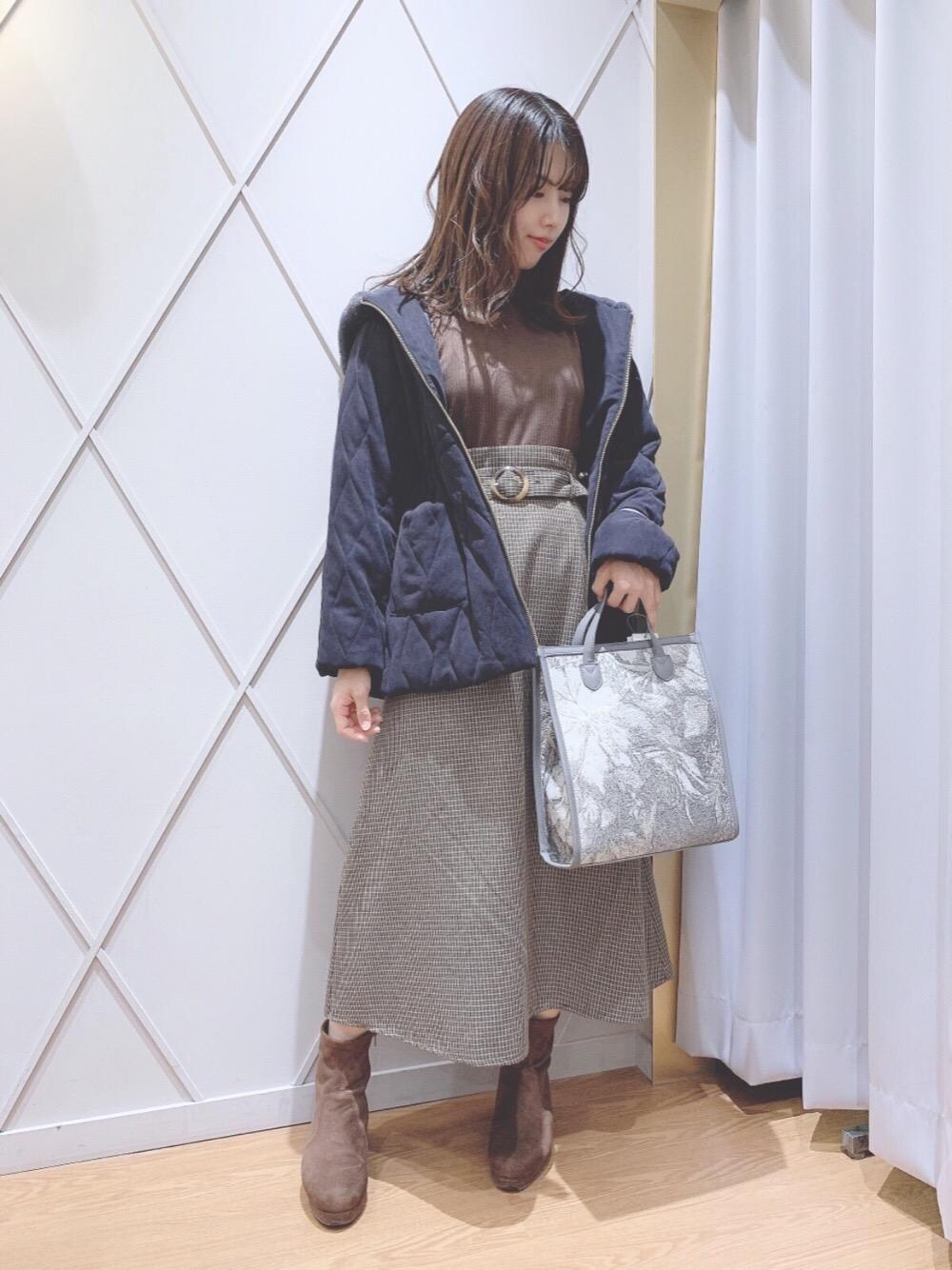 「チェック、キルティング、ヘアアレンジ、ブラウン、MAJESTIC LEGON、ドッキングワンピ、マジェスティックレゴン、メイク、ビューティー」｜「MAJESTIC LEGONのストレッチブーツ（ブーツ、ブラウン系）」を使った、マジェスティックレゴン河原町OPA店スタッフさん（レディース・159cm）の秋コーディネートの1枚目の写真