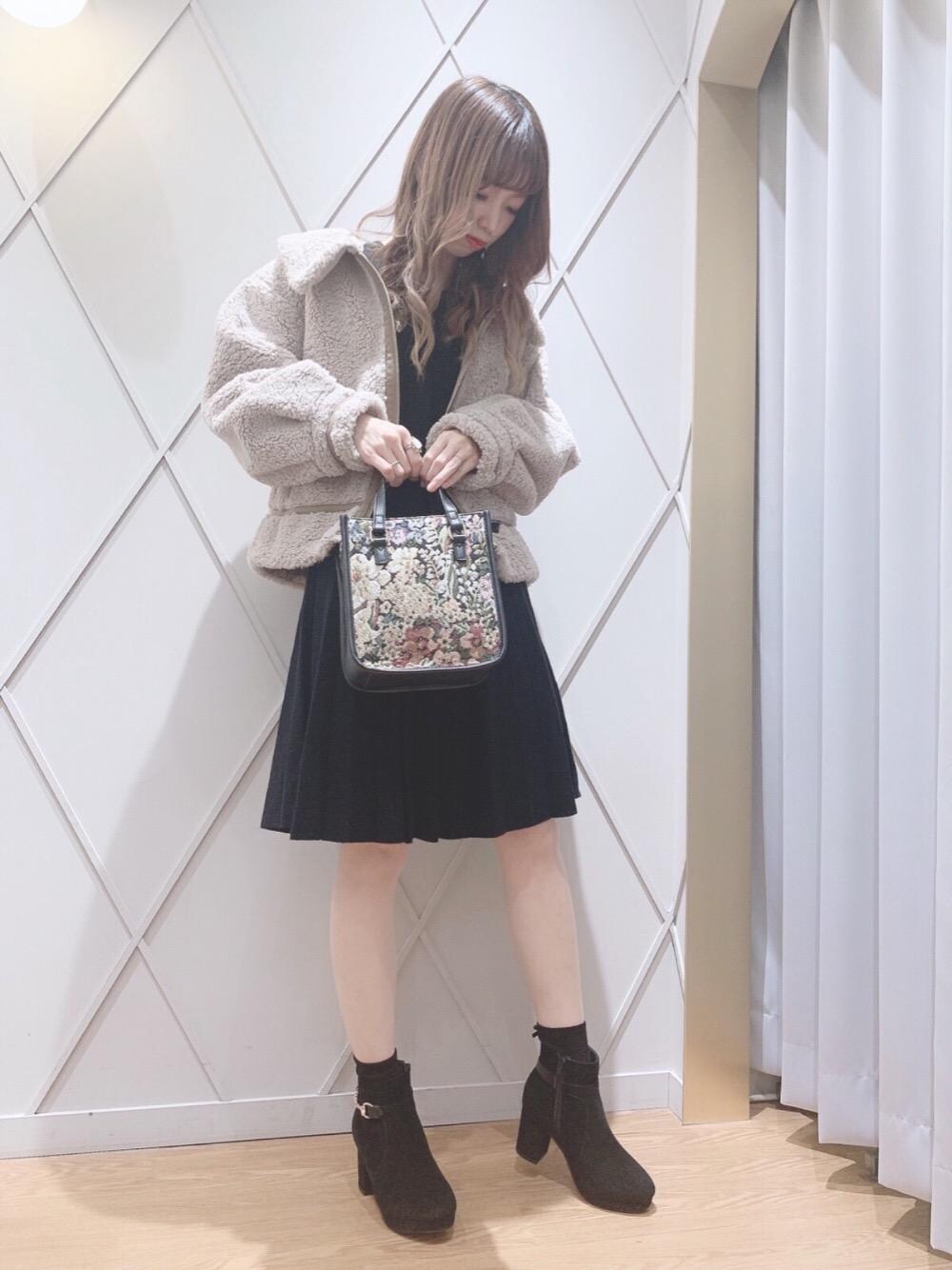「ボア、ヘアアレンジ、フレア、プリーツ、MAJESTIC LEGON、ミニワンピ、大人ガーリー、マジェスティックレゴン、メイク、ビューティー」｜「MAJESTIC LEGONのサイドビットブーツ（ブーツ、ブラック系）」を使った、マジェスティックレゴン河原町OPA店スタッフさん（レディース・159cm）の冬コーディネートの1枚目の写真