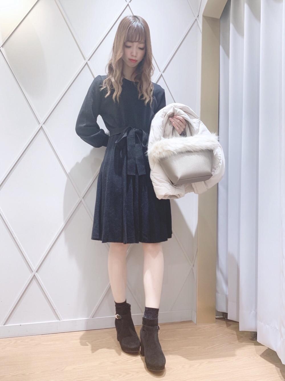 「アウター、ワンピース、ブーツ、ヘアアレンジ、ミニ、プリーツ、MAJESTIC LEGON、マジェスティックレゴン、メイク、ビューティー」｜「MAJESTIC LEGONのビット付ブーツ（ブーツ、ブラック系）」を使った、マジェスティックレゴン河原町OPA店スタッフさん（レディース・159cm）の冬コーディネートの1枚目の写真