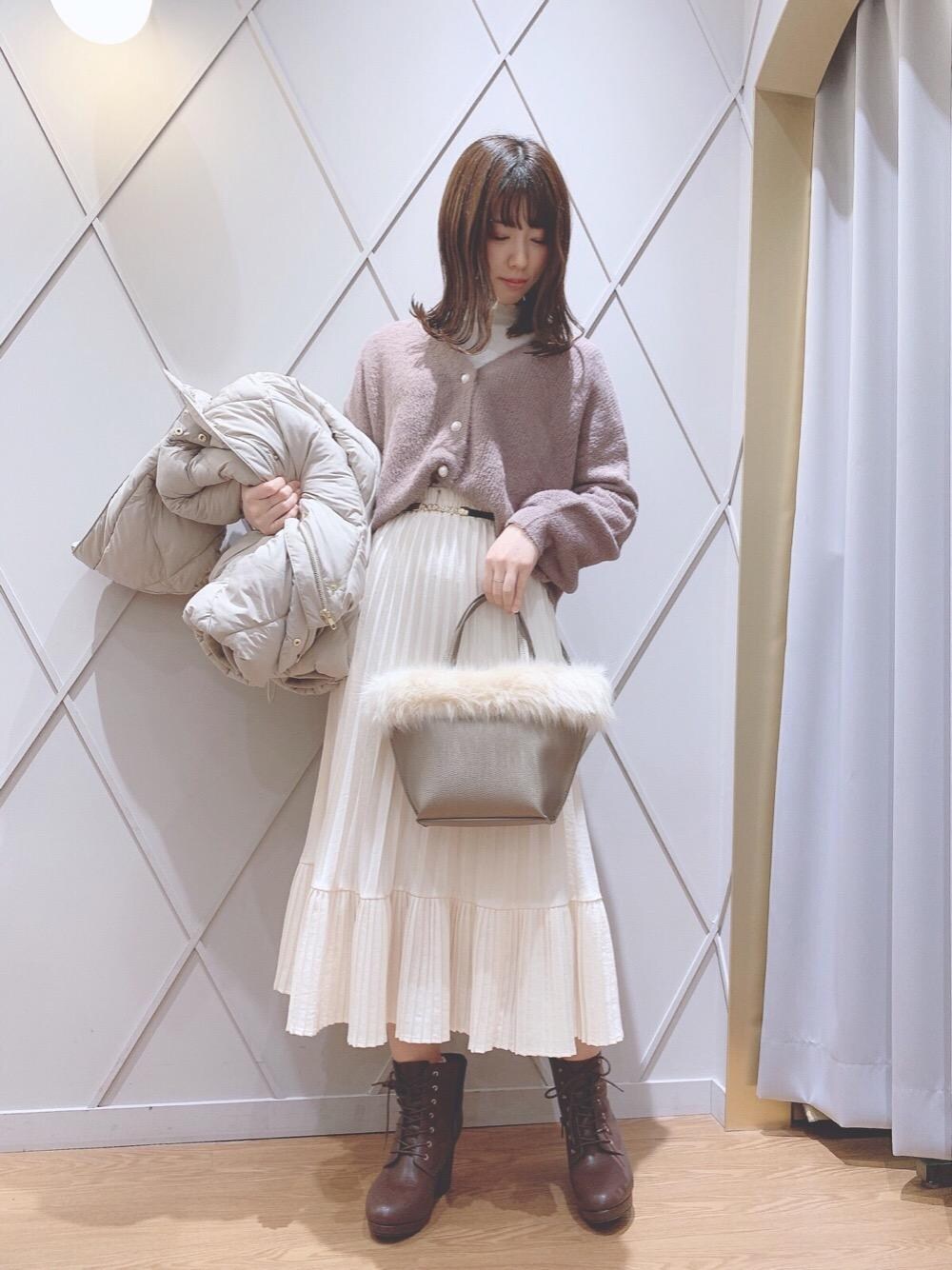 「カーディガン、シャギー、ヘアアレンジ、プリーツスカート、レースアップブーツ、MAJESTIC LEGON、マジェスティックレゴン、メイク、カフェ巡り、ビューティー」｜「MAJESTIC LEGONの♯フェミニンゴムベルト（ベルト、その他）」を使った、マジェスティックレゴン河原町OPA店スタッフさん（レディース・154cm）の冬コーディネートの1枚目の写真