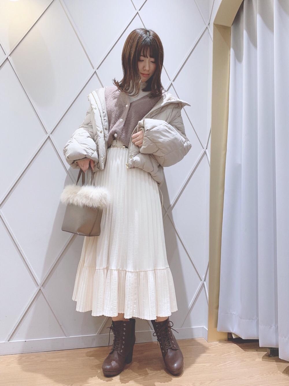 「カーディガン、ニット、スカート、ブーツ、ヘアアレンジ、プリーツ、MAJESTIC LEGON、マジェスティックレゴン、メイク、ビューティー」｜「MAJESTIC LEGONのレースアップブーツ（ブーツ、ブラウン系）」を使った、マジェスティックレゴン河原町OPA店スタッフさん（レディース・154cm）の冬コーディネートの1枚目の写真