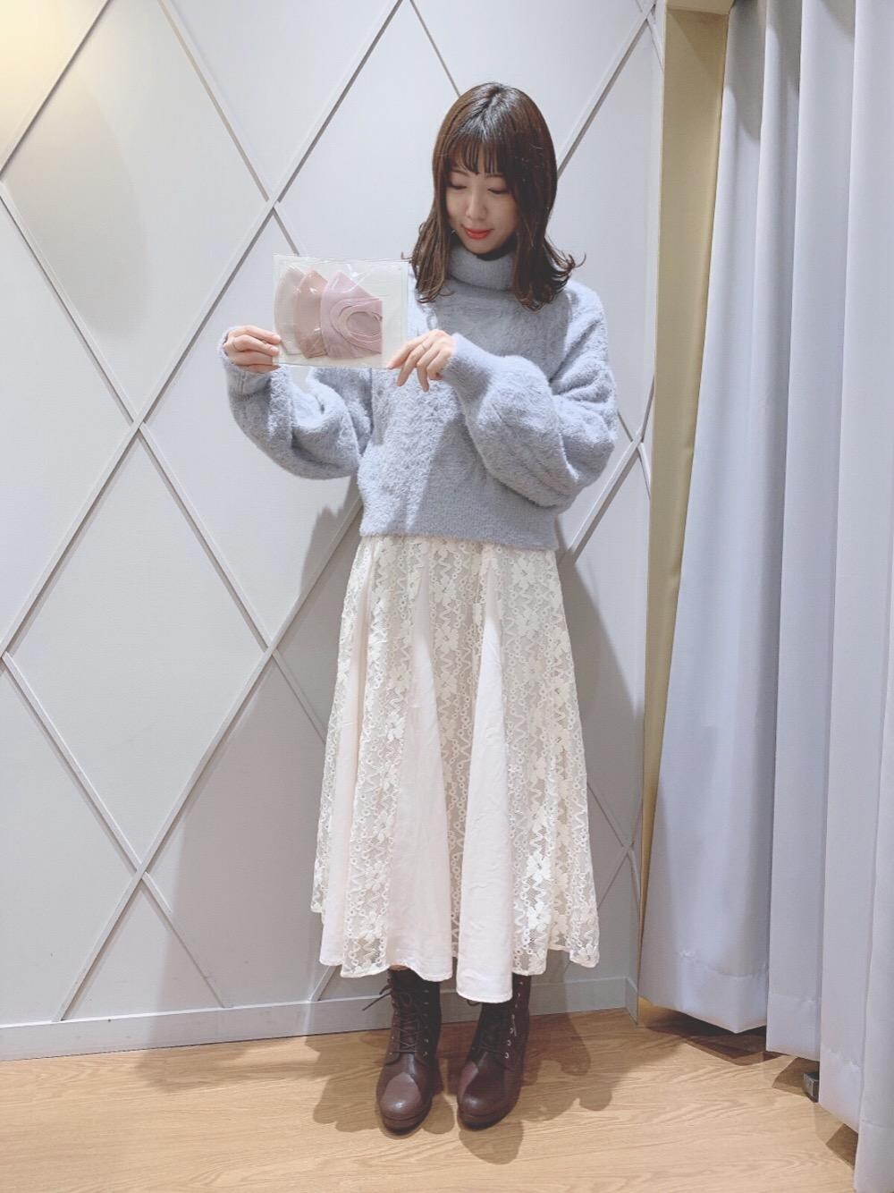 「マスク、タートルニット、レース、ヘアアレンジ、フェミニン、フェザー、MAJESTIC LEGON、マジェスティックレゴン、メイク、ビューティー」｜「MAJESTIC LEGONのレースアップブーツ（ブーツ、ブラウン系）」を使った、マジェスティックレゴン河原町OPA店スタッフさん（レディース・154cm）の冬コーディネートの1枚目の写真