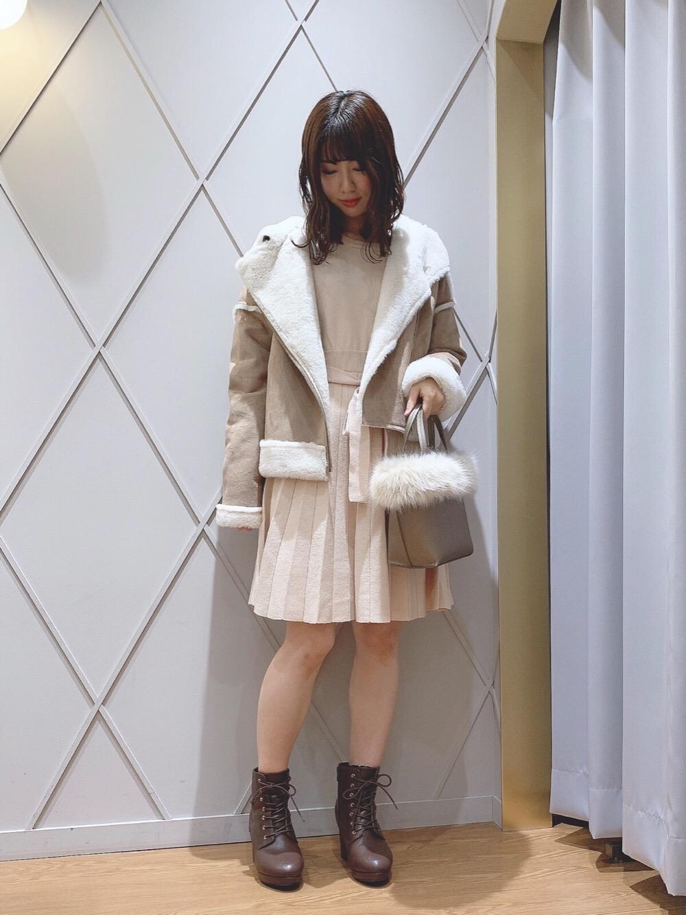 「ファー、ニットワンピ、ライダース、ヘアアレンジ、プリーツ、MAJESTIC LEGON、ミニワンピ、マジェスティックレゴン、メイク、ビューティー」｜「MAJESTIC LEGONのレースアップブーツ（ブーツ、ブラウン系）」を使った、マジェスティックレゴン河原町OPA店スタッフさん（レディース・154cm）の冬コーディネートの1枚目の写真