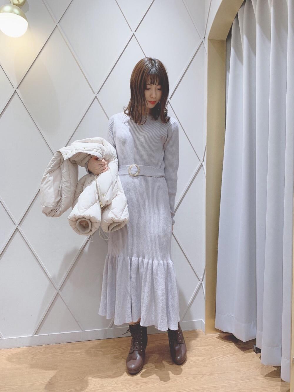 「ニットワンピ、キルティング、ヘアアレンジ、ロングワンピ、ショートダウン、MAJESTIC LEGON、マーメイド、マジェスティックレゴン、メイク、ビューティー」｜「MAJESTIC LEGONのレースアップブーツ（ブーツ、ブラウン系）」を使った、マジェスティックレゴン河原町OPA店スタッフさん（レディース・154cm）の冬コーディネートの1枚目の写真