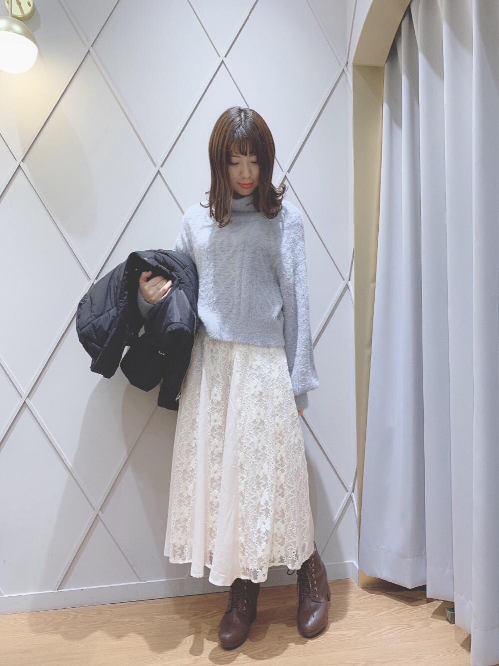 「キルティング、タートル、ヘアアレンジ、レーススカート、ショートダウン、MAJESTIC LEGON、ショートニット、マジェスティックレゴン、メイク、ビューティー」｜「MAJESTIC LEGONのレースアップブーツ（ブーツ、ブラウン系）」を使った、マジェスティックレゴン河原町OPA店スタッフさん（レディース・154cm）の冬コーディネートの1枚目の写真