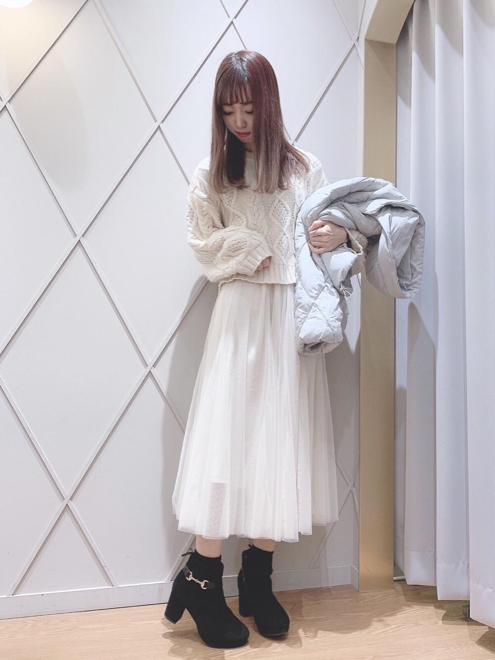 「チュールスカート、ヘアアレンジ、フレア、バックリボン、オールホワイト、フェミニン、MAJESTIC LEGON、マジェスティックレゴン、メイク、ビューティー」｜「MAJESTIC LEGONのサイドビットブーツ（ブーツ、ブラック系）」を使った、マジェスティックレゴン河原町OPA店スタッフさん（レディース・159cm）の冬コーディネートの1枚目の写真