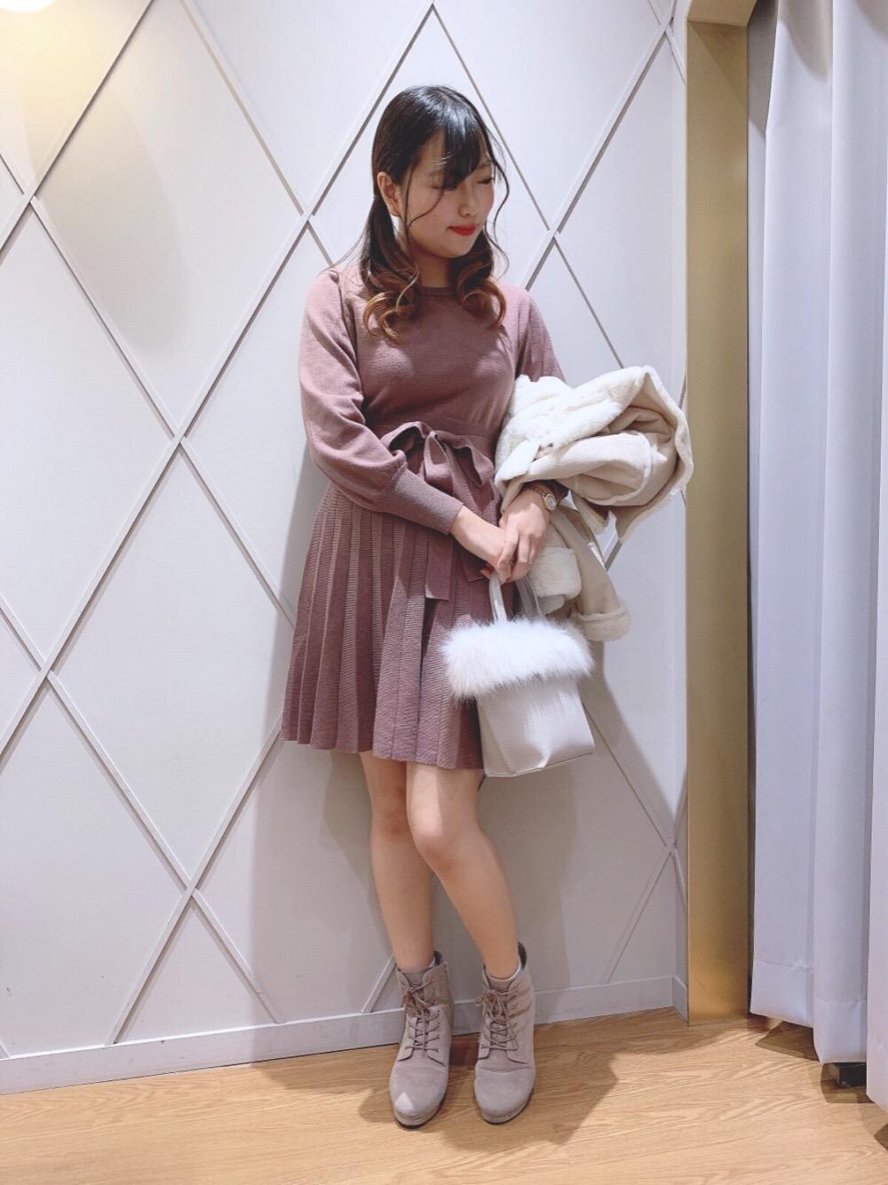 「ファー、ニット、アウター、ライダース、ショートブーツ、レースアップ、プリーツ、ミニワンピ、フェイクスエード、マジェスティックレゴン」｜「MAJESTIC LEGONのレースアップブーツ（ブーツ、ベージュ系）」を使った、マジェスティックレゴン河原町OPA店スタッフさん（レディース・159cm）の冬コーディネートの1枚目の写真