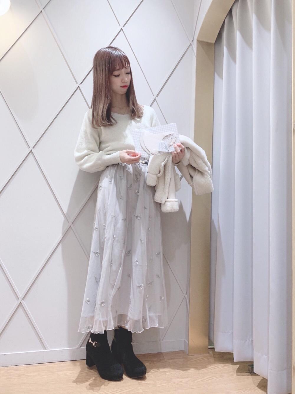 「ニット、スカート、花柄、チュール、マスク、ショートブーツ、シャギー、ラメ、マジェスティックレゴン、ビット付」｜「MAJESTIC LEGONのフェミニンゴムベルト（ベルト、その他）」を使った、マジェスティックレゴン河原町OPA店スタッフさん（レディース・159cm）の冬コーディネートの1枚目の写真