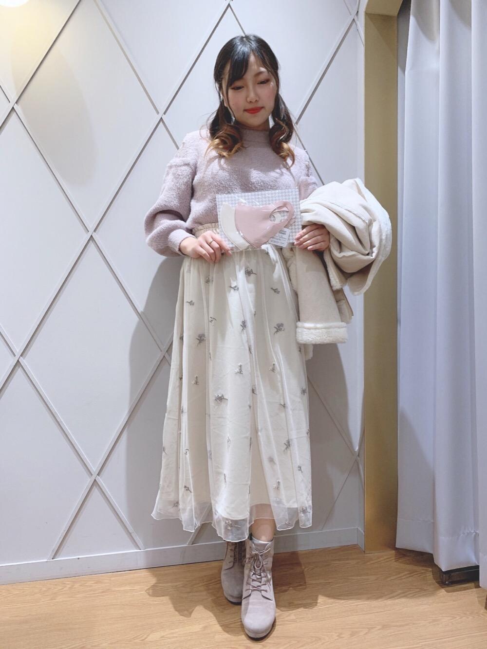 「花柄、チュールスカート、ヘアアレンジ、ガーリー、MAJESTIC LEGON、マジェスティックレゴン、メイク、ビューティー、あざとlady、愛されニット」｜「MAJESTIC LEGONのレースアップブーツ（ブーツ、ベージュ系）」を使った、マジェスティックレゴン河原町OPA店スタッフさん（レディース・159cm）の冬コーディネートの1枚目の写真