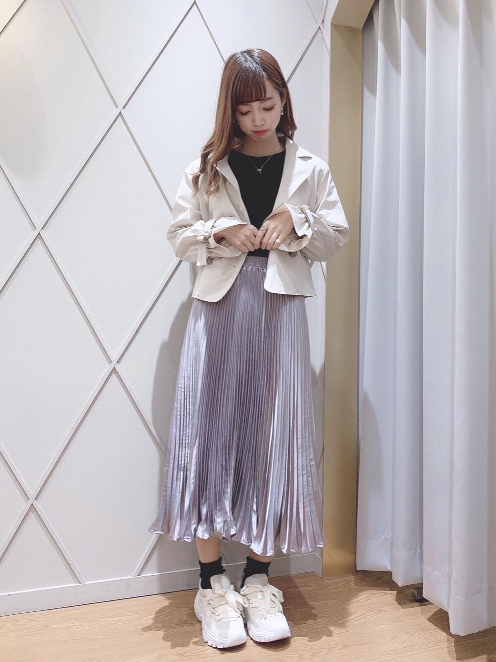「カジュアル、トレンチコート、リボン、ロングスカート、ヘアアレンジ、プリーツ、MAJESTIC LEGON、マジェスティックレゴン、メイク、ビューティー」｜「MAJESTIC LEGONのアソートレーススリーブトップス（Tシャツ/カットソー、ブラック系）」を使った、マジェスティックレゴン河原町OPA店スタッフさん（レディース・159cm）の冬コーディネートの1枚目の写真
