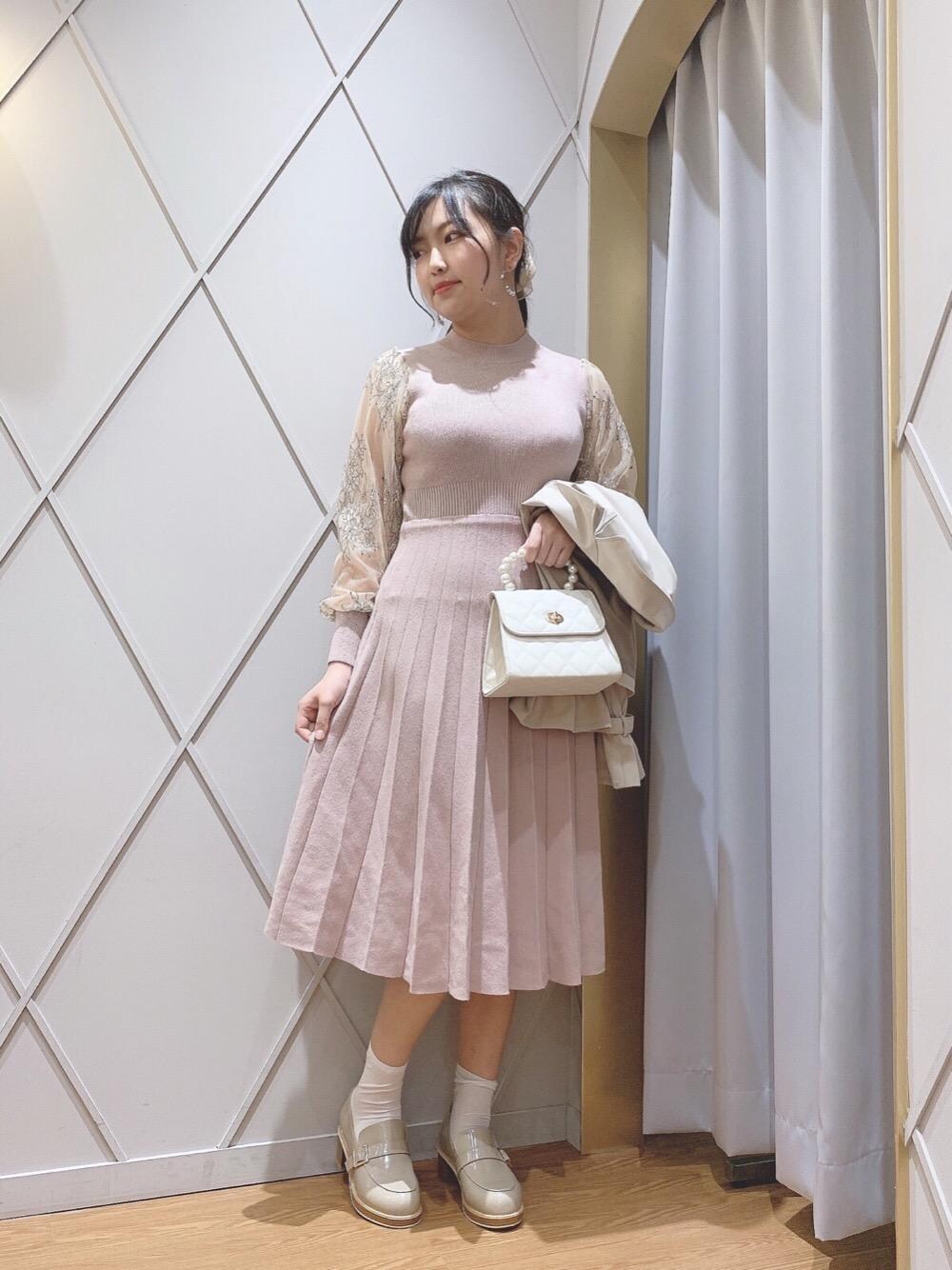 「ワンピース、ピンク、花柄、レース、ヘアアレンジ、プリーツ、MAJESTIC LEGON、マジェスティックレゴン、メイク、ビューティー」｜「MAJESTIC LEGONのベルト付ローファー（ローファー、ベージュ系）」を使った、マジェスティックレゴン河原町OPA店スタッフさん（レディース・159cm）の冬コーディネートの1枚目の写真