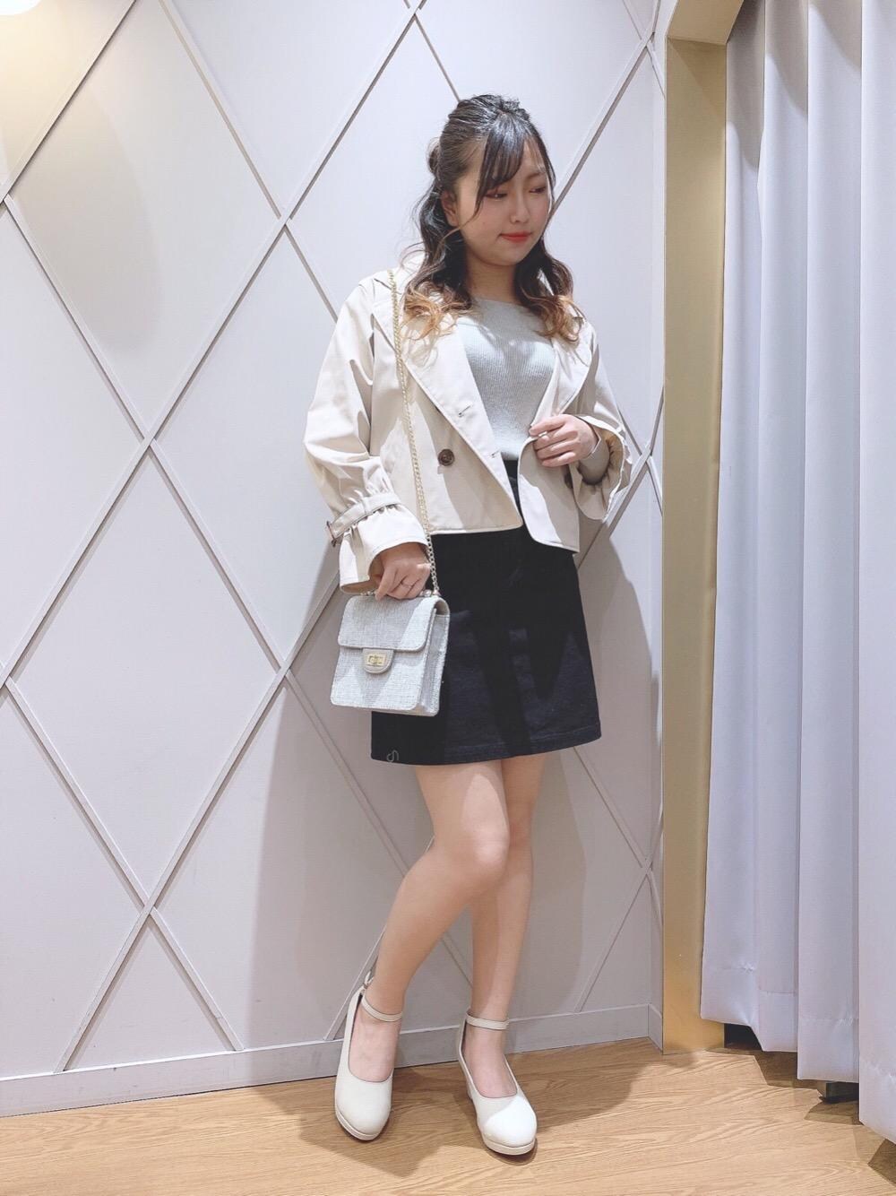 「ヘアアレンジ、ネイル、MAJESTIC LEGON、インテリア、マジェスティックレゴン、メイク、ビューティー、おうち時間」｜「MAJESTIC LEGONのレースアップミニスカート（スカート、ブラック系）」を使った、マジェスティックレゴン河原町OPA店スタッフさん（レディース・159cm）の冬コーディネートの1枚目の写真
