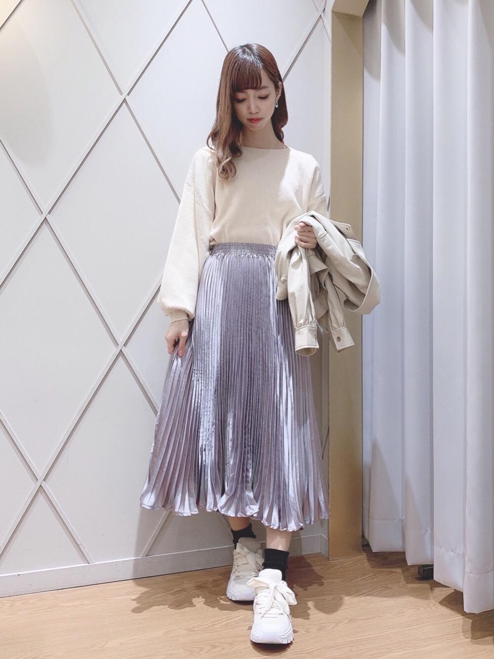 「カジュアル、トレンチコート、ロングスカート、ヘアアレンジ、バックリボン、プリーツ、MAJESTIC LEGON、マジェスティックレゴン、メイク、ビューティー」｜「MAJESTIC LEGONのシャイニーランダムプリーツスカート（スカート、グレー系）」を使った、マジェスティックレゴン河原町OPA店スタッフさん（レディース・159cm）の冬コーディネートの1枚目の写真