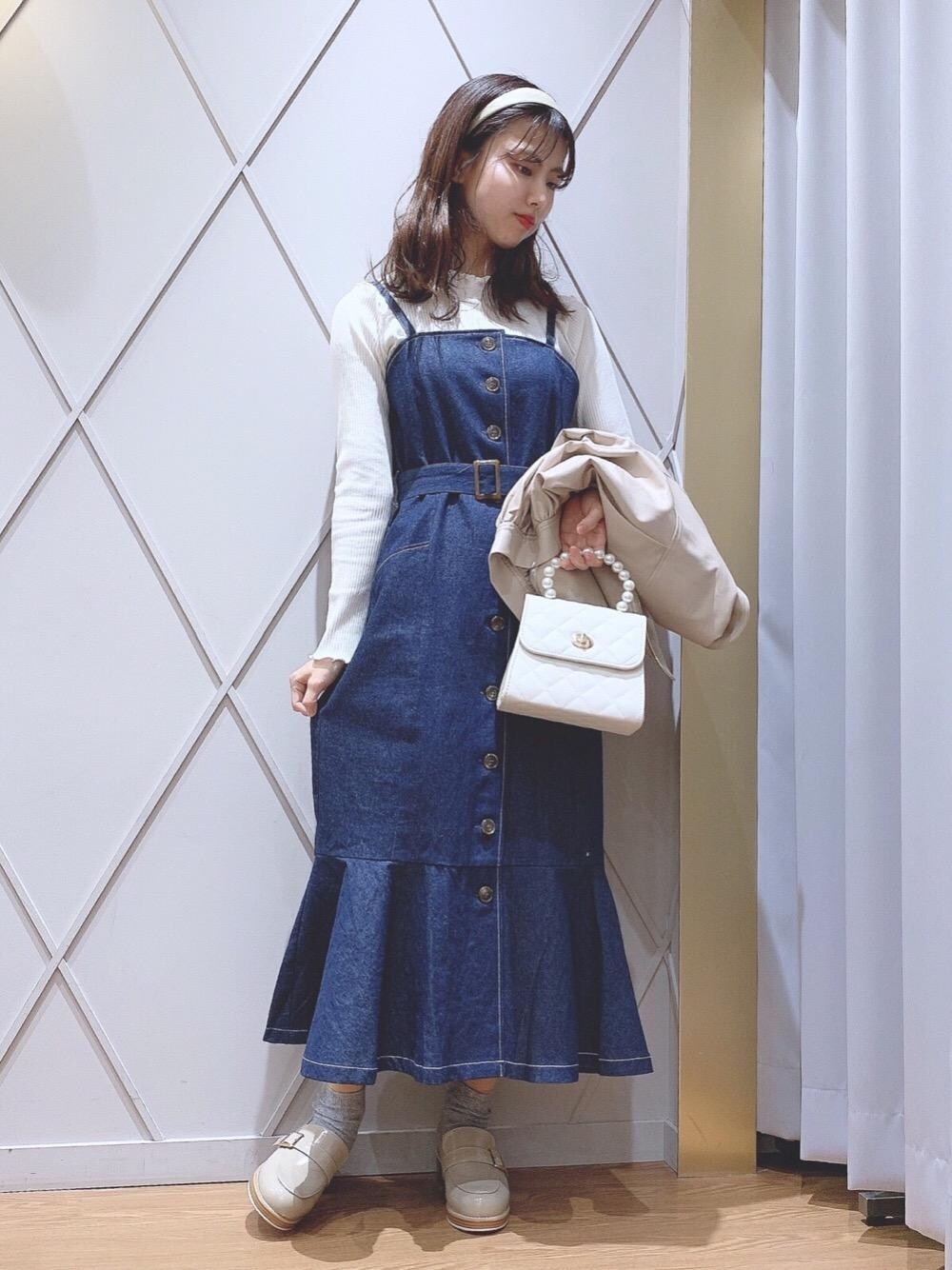 「ショートトレンチ、キルティング、ローファー、ヘアアレンジ、MAJESTIC LEGON、キャミワンピ、マーメイド、マジェスティックレゴン、シャーリング、メロウ」｜「MAJESTIC LEGONのベルト付ローファー（ローファー、ホワイト系）」を使った、マジェスティックレゴン河原町OPA店スタッフさん（レディース・158cm）の冬コーディネートの1枚目の写真