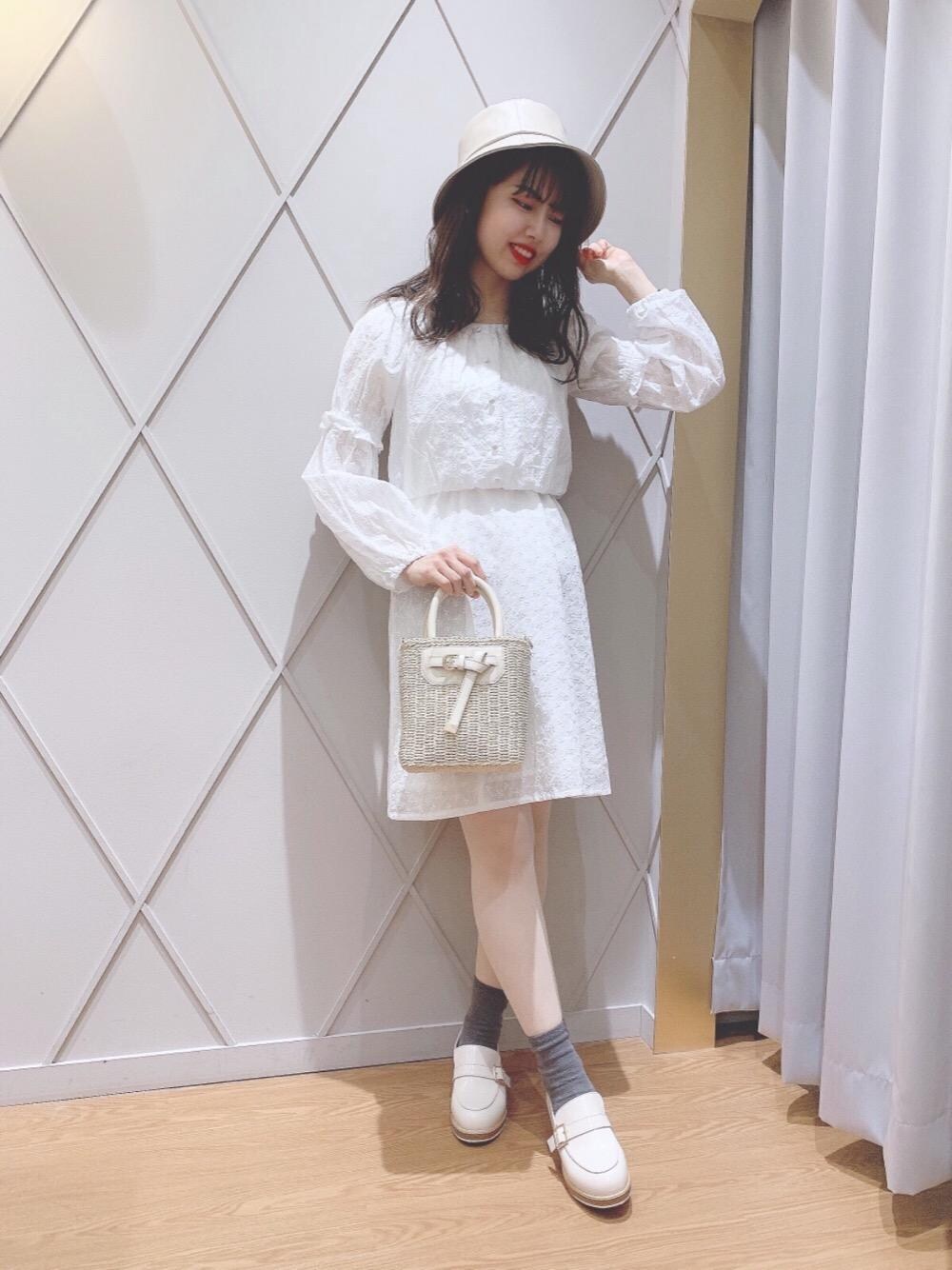 ホワイト系のローファー、ホワイト系のかごバッグ、ホワイト系のタンクトップを着用したレディースの冬コーディネートの1枚目の写真