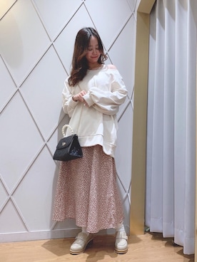 「肌見せ」｜「アイテム（スウェット）」を使った、マジェスティックレゴン河原町OPA店スタッフさん（レディース・155cm）の冬コーディネート