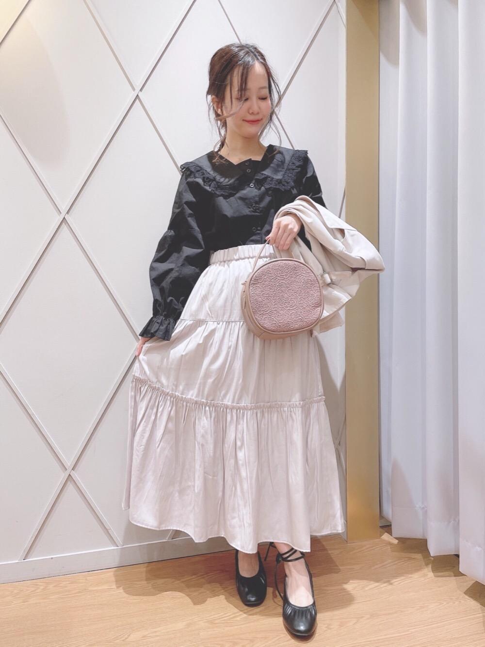 「ガーリー、フェミニン、MAJESTIC LEGON、ギャザー、フレンチ、マジェスティックレゴン、襟、ティアード、マルチウェイ、カワイイ」｜「MAJESTIC LEGONのアンニュイサークルバッグ（ハンドバッグ、ピンク系）」を使った、マジェスティックレゴン河原町OPA店スタッフさん（レディース・155cm）の冬コーディネートの1枚目の写真
