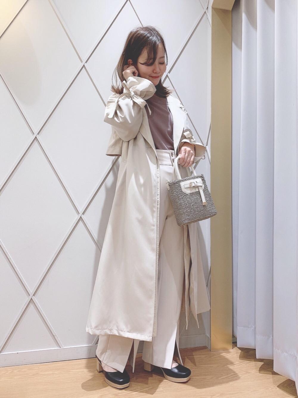 「スウェット、パンツ、パンプス、トレンチ、春、MAJESTIC LEGON、マジェスティックレゴン、ロングトレンチ、標準身長、👟バッグ」｜「MAJESTIC LEGONのニュアンスカラーかごバッグ（かごバッグ、ベージュ系）」を使った、マジェスティックレゴン河原町OPA店スタッフさん（レディース・155cm）の春コーディネートの1枚目の写真